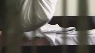 সাদা টপে উদ্যমী অবার ...