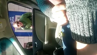 উদ্যমী স্বর্ণকেশী পা ...