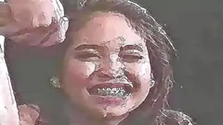 ট্যাটু করা স্বর্ণকেশ ...