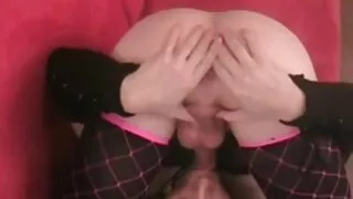 একটি লাল বিকিনি পরা  ...